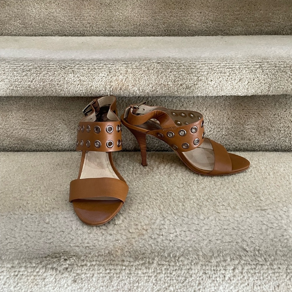 Camel sandal with grommet
